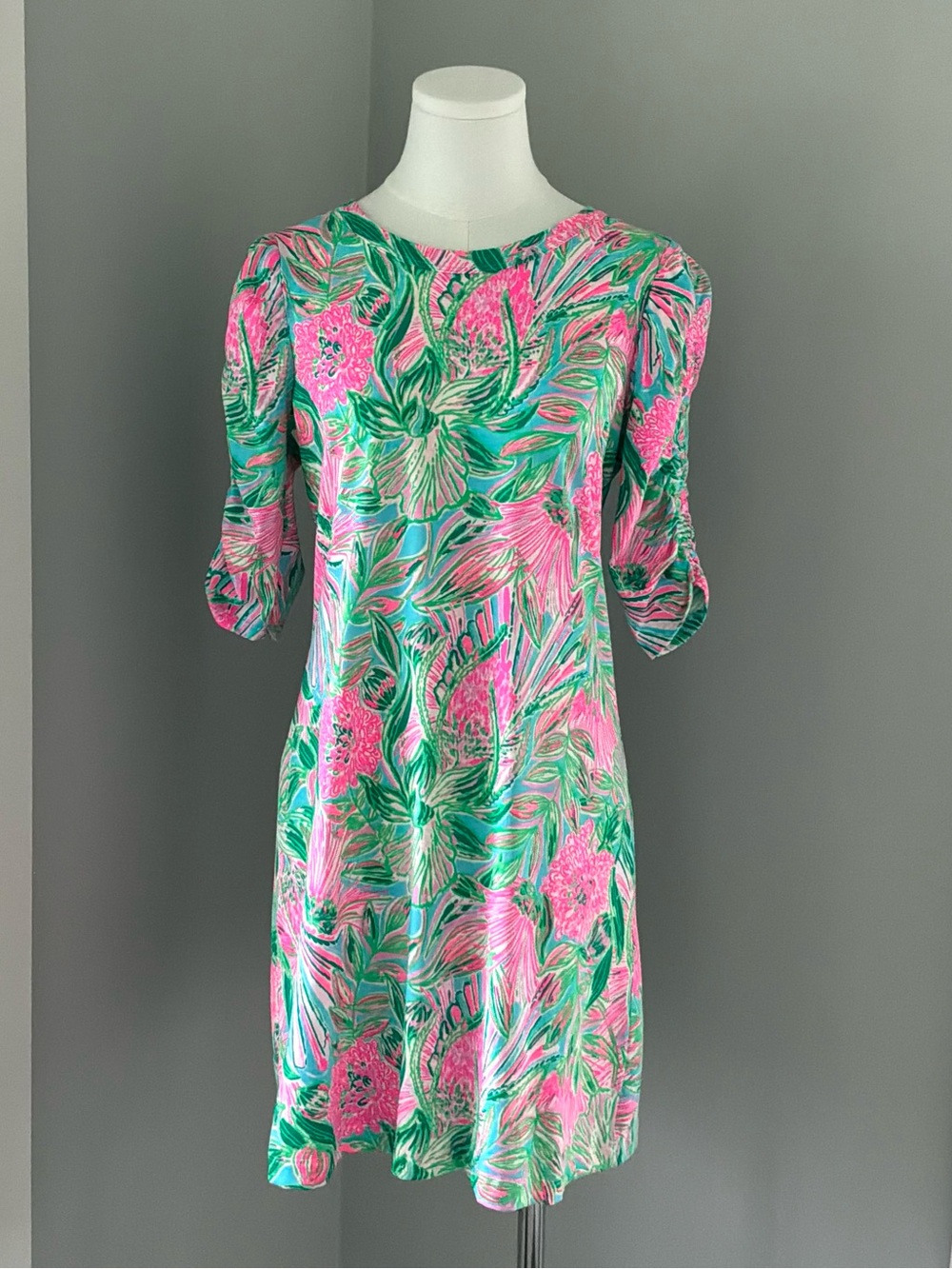 Lilly Pulitzer Tropical Floral T-Shirt Dress Pink Blue Green. Size Small